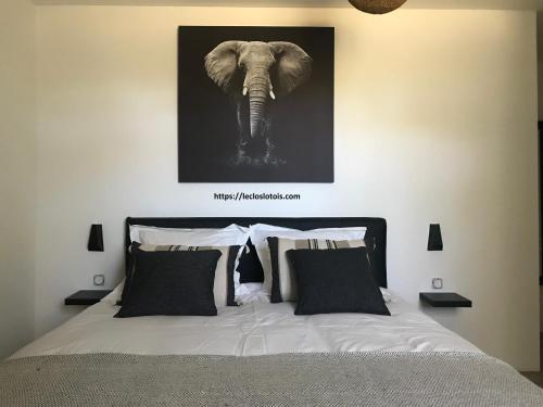 Una foto en blanco y negro de un elefante en un dormitorio en le Clos Lotois - Chambre d'hôtes de charme entre Padirac et Rocamadour, en Gramat