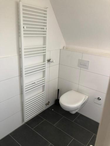 a small bathroom with a toilet in a room at Work & Stay Apartments in Selm-Bork in Selm