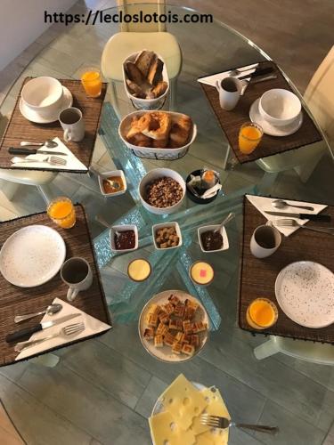 een tafel met veel eten erop bij le Clos Lotois - Chambre d'hôtes de charme entre Padirac et Rocamadour in Gramat