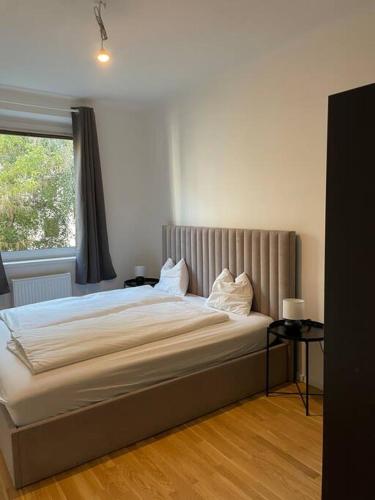 um quarto com uma cama grande e uma janela em U4 Spittelau TR5 em Viena