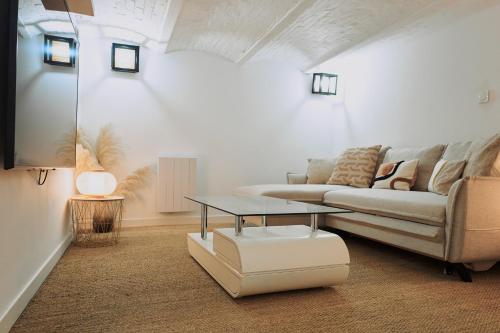 sala de estar con sofá y mesa en Villa Bewick-Loft Architecte, en Saint-Valery-sur-Somme