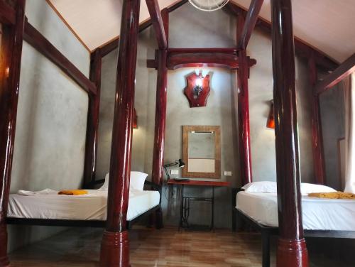 um quarto com 2 camas e um espelho em Highway 20 Homestay em Dong Hoi