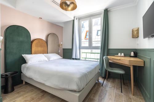 um pequeno quarto com uma cama e uma secretária em District Nation em Paris