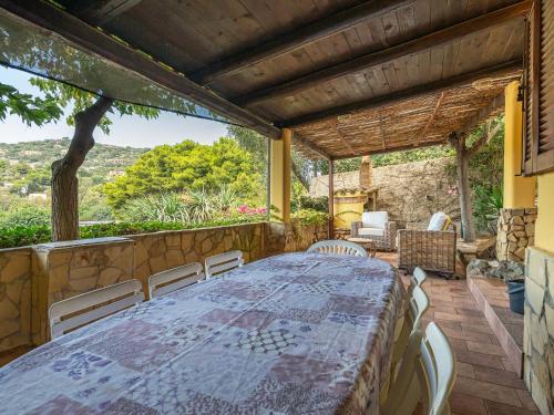 une salle à manger extérieure avec une table et des chaises dans l'établissement Villino Valentina Best Vacation Ever, à Torre delle Stelle