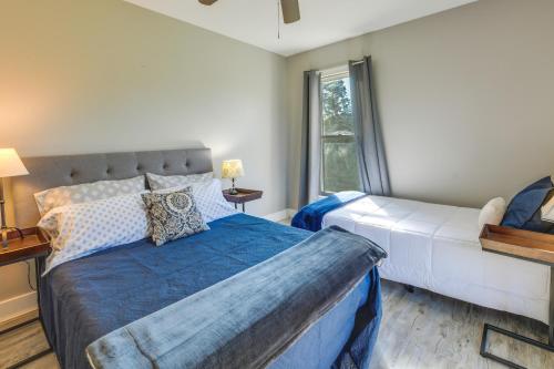 1 dormitorio con 2 camas y ventana en Tranquil Cottage in Virginia Countryside with Pond!, en Midlothian
