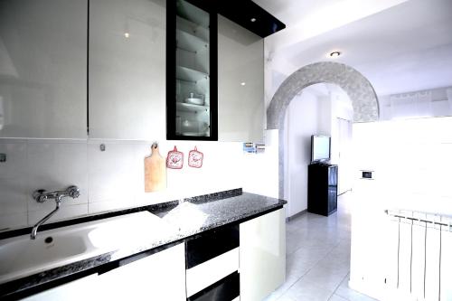 a kitchen with black and white cabinets and a sink at TRA CIELO E MARE vista panoramica in Termoli