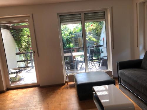 ein Wohnzimmer mit einem Sofa und einem Tisch in der Unterkunft Köpenick 43 mit WLAN in Berlin