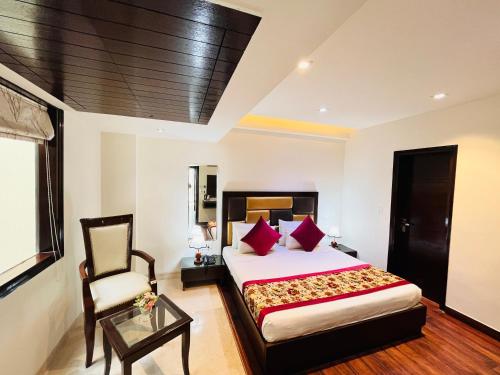 Ένα ή περισσότερα κρεβάτια σε δωμάτιο στο Hotel Aura IP Grand Karkardooma Metro Station New Delhi