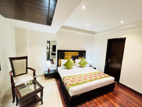 Ένα ή περισσότερα κρεβάτια σε δωμάτιο στο Hotel Aura IP Grand Karkardooma Metro Station New Delhi