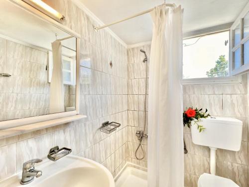 Bilik mandi di Sidari Beach Villa with private pool by DadoVillas