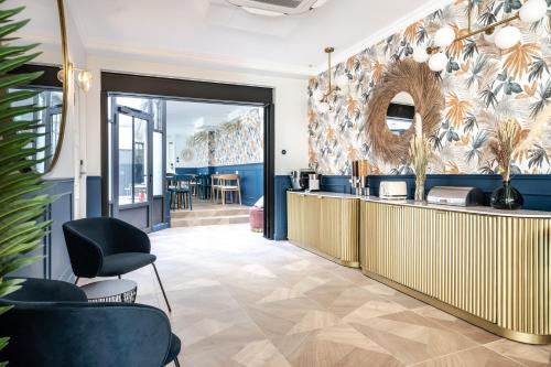 a lobby with a bar and a dining area at District Nation in Paris