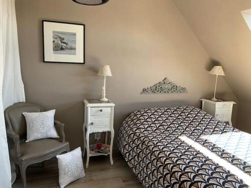 une chambre avec un lit et une chaise dans l'établissement Bienvenue à la maison, à Étaples