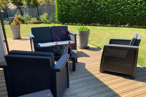 une terrasse avec trois chaises, une table et un canapé dans l'établissement Bienvenue à la maison, à Étaples