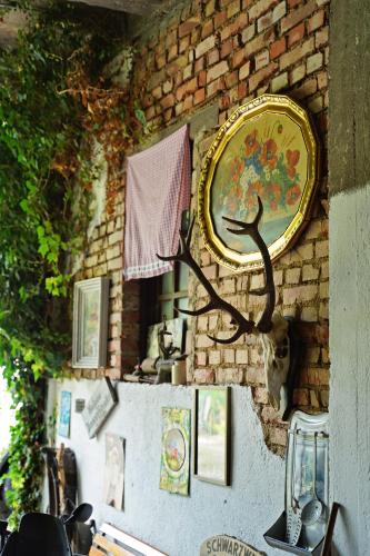 a wall with a plate on a brick wall with antlers at Hotel Faxe Schwarzwälder Hof in Kappelrodeck