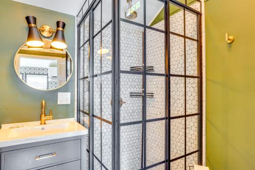 una puerta de ducha de cristal en un baño con lavabo en Modern Camden Villa with Deck, Near Tennessee River, en New Johnsonville