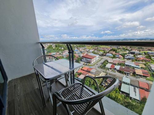een tafel en stoelen op een balkon met uitzicht bij V' BROS Viva Funstay J4.1 [GOT DRYER] in Kuching