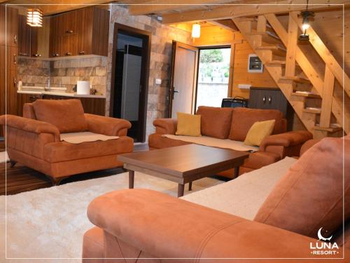 - un salon avec des canapés et une table dans l'établissement Luna Resort, à Peje