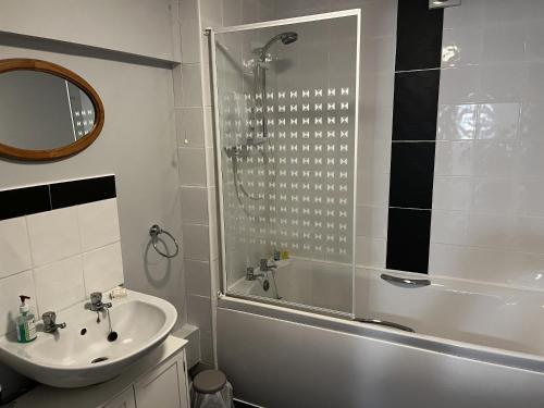 uma casa de banho com um lavatório, um chuveiro e uma banheira em Crown & Anchor em Grantham