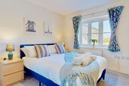 - une chambre avec un grand lit et des serviettes dans l'établissement Super Quiet 4 Bed Family House in Gravesend, à Kent