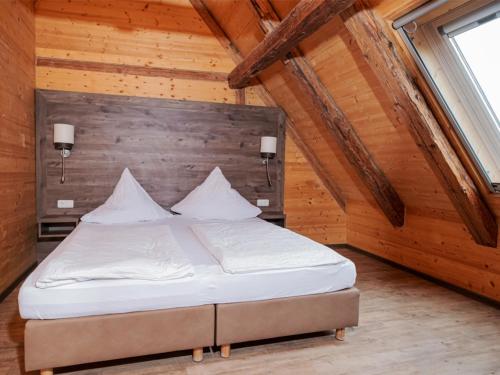 una camera da letto con letto in una camera in legno di Haus Wildrose - a77329 a Colmberg