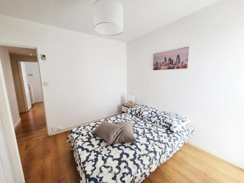 une chambre avec un lit avec un oreiller dessus dans l'établissement T3 rénové, 4 couchages, entre Aix et Marseille, à Marseille