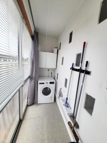 une buanderie avec une machine à laver et une fenêtre dans l'établissement T3 rénové, 4 couchages, entre Aix et Marseille, à Marseille