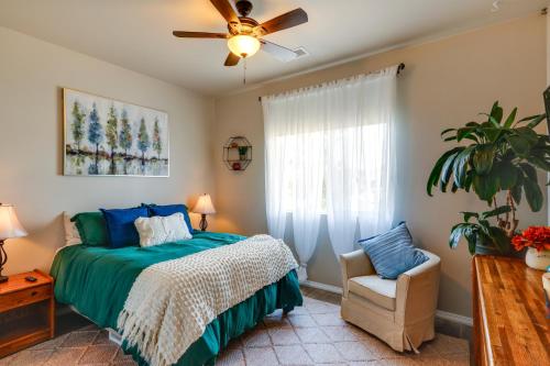מיטה או מיטות בחדר ב-Flagstaff Home with Backyard Oasis 38 Mi to Sedona!
