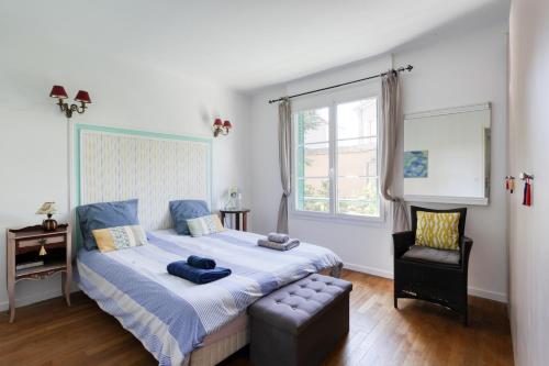 - une chambre avec un grand lit et une chaise dans l'établissement Time of Travel - à 20min des Champs-Élysées, à Rueil-Malmaison