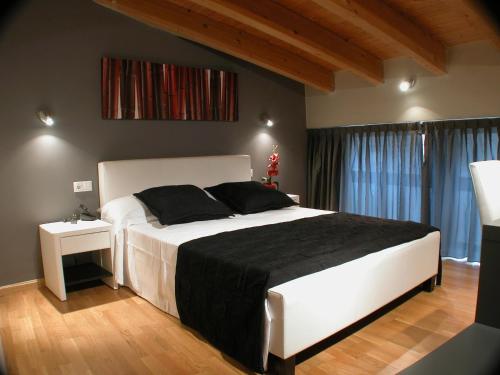 A bed or beds in a room at Hotel Portal Del Matarraña