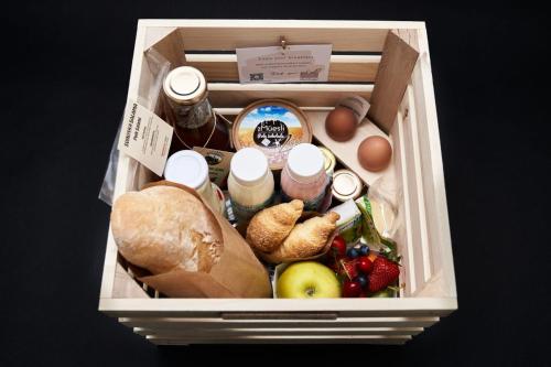 un cajón de una nevera llena de comida en Vila Radolca apartments & rooms, en Radovljica