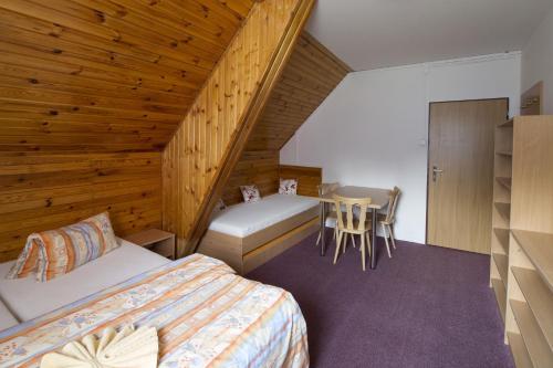 Tempat tidur dalam kamar di Rodinný penzion Skiland