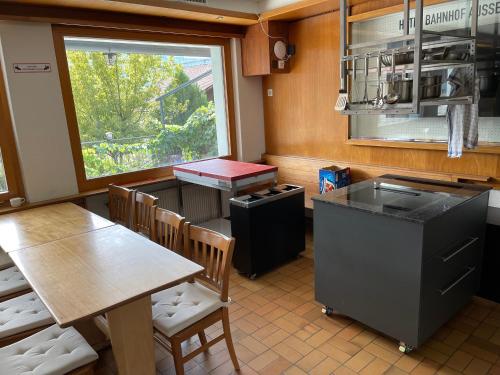 a kitchen with a table and two tables and a window at Check-in 24-7 ohne Frühstück gratis Parkplatz in Ausserberg
