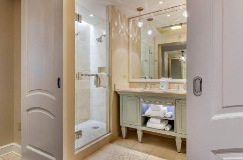 een badkamer met douche en wastafel bij Bluegreen Vacations Eilan Hotel and Spa, Ascend Resort Collection in San Antonio