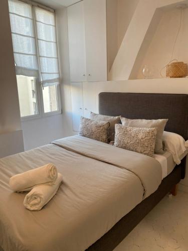 - un grand lit avec une couverture dans une chambre dans l'établissement Appartement Le LOFT saint Victor, à Marseille