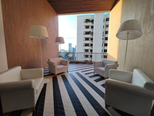 a lobby with chairs and a balcony with a view at ID Vida Urbana Setor Oeste Goiânia 3703A in Goiânia