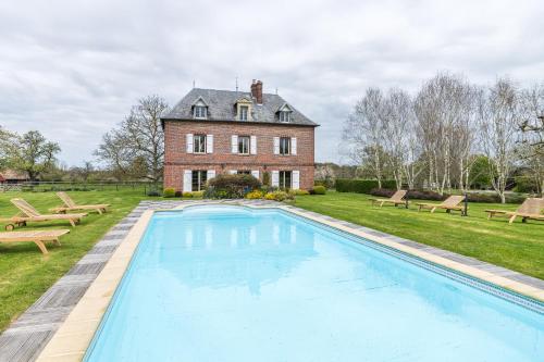 une grande piscine devant une maison dans l'établissement Ailleurs sous les étoiles, à Manneville-la-Raoult
