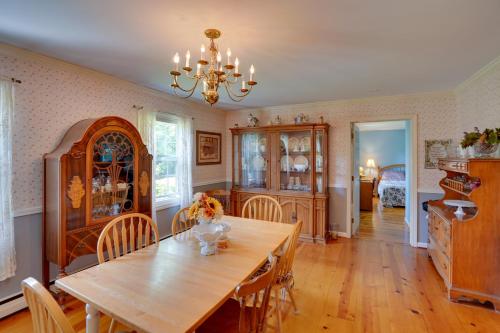 Φωτογραφία από το άλμπουμ του Pittsfield Home with Deck - 12 Mi to Jiminy Peak! σε Pittsfield