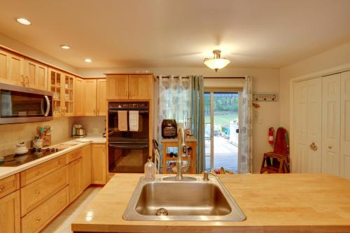 Η κουζίνα ή μικρή κουζίνα στο Pittsfield Home with Deck - 12 Mi to Jiminy Peak!