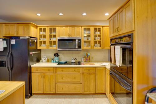 Η κουζίνα ή μικρή κουζίνα στο Pittsfield Home with Deck - 12 Mi to Jiminy Peak!