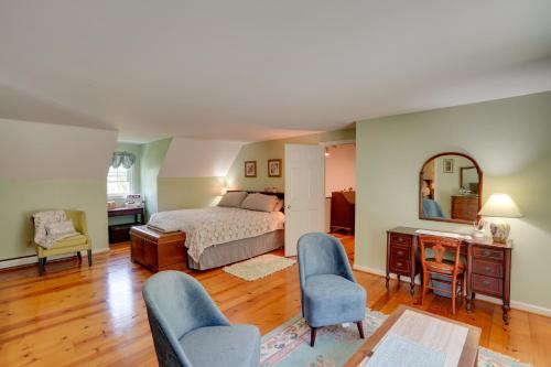 1 dormitorio con 1 cama, 2 sillas y escritorio en Pittsfield Home with Deck - 12 Mi to Jiminy Peak! en Pittsfield
