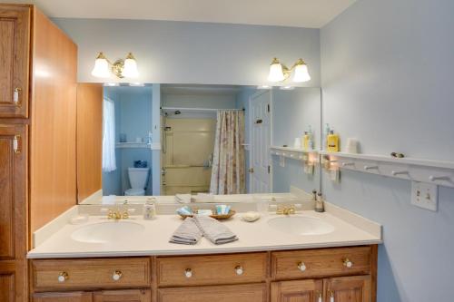ein Badezimmer mit einem Waschbecken und einem großen Spiegel in der Unterkunft Pittsfield Home with Deck - 12 Mi to Jiminy Peak! in Pittsfield