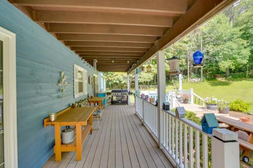 Φωτογραφία από το άλμπουμ του Pittsfield Home with Deck - 12 Mi to Jiminy Peak! σε Pittsfield