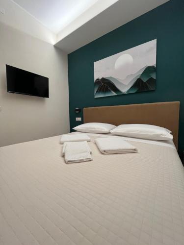 a bedroom with a bed with two towels on it at B&B Casa Doria in Valmontone