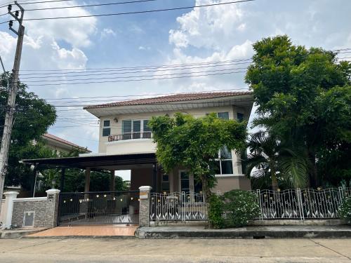 a house with a gate in front of it at Happy home บ้านกว้าง ได้ทั้งหลัง ไวไฟฟรี1000Mbps ใกล้สนามบินสุวรรณภูมิ in Min Buri