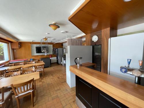 a room with a kitchen and a dining room at Check-in 24-7 ohne Frühstück gratis Parkplatz in Ausserberg