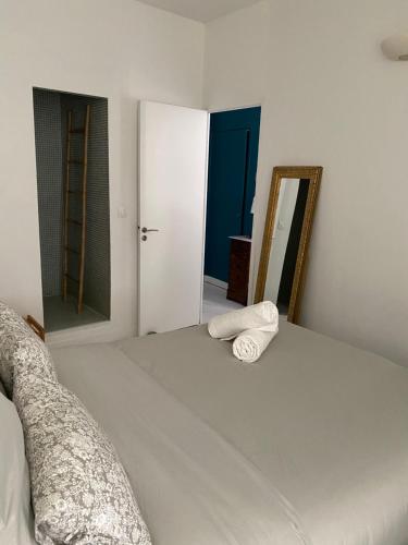 une chambre avec un lit avec deux serviettes dessus dans l'établissement Appartement Le LOFT saint Victor, à Marseille