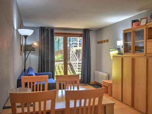 un salon avec une table et des chaises et une salle à manger dans l'établissement Studio cosy pour 4 pers avec terrasse, à 300m des pistes, centre de Morzine - FR-1-524-108, à Morzine