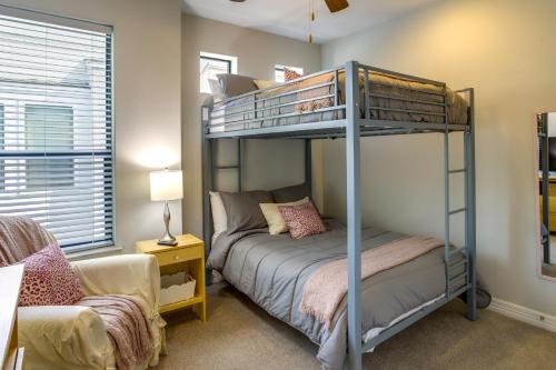 Tempat tidur susun dalam kamar di Houston Home with Rooftop Patio Less Than 1 Mi to Aquarium!