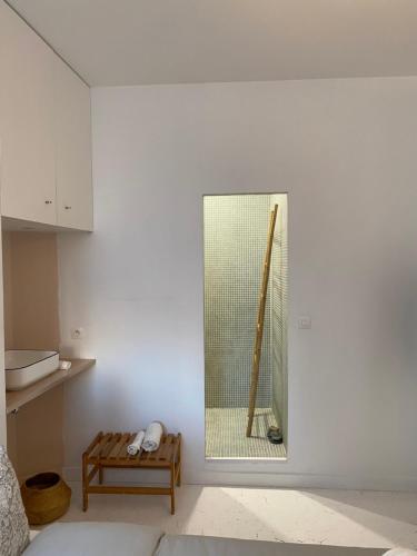 une chambre avec une cloison en verre avec un banc dans l'établissement Appartement Le LOFT saint Victor, à Marseille