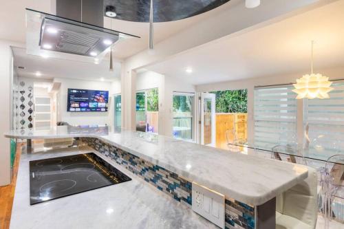 - une cuisine avec un grand comptoir en marbre dans l'établissement Blue Ocean Vacation Home 1, à Fort Lauderdale